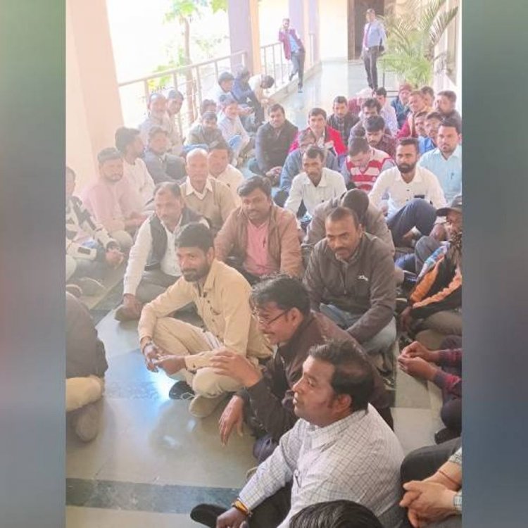 भोपाल में RGPV कर्मचारियों का विरोध प्रदर्शन:स्थायी नियुक्ति समेत 7 मांगों को लेकर कुलसचिव कार्यालय के बाहर नारेबाजी