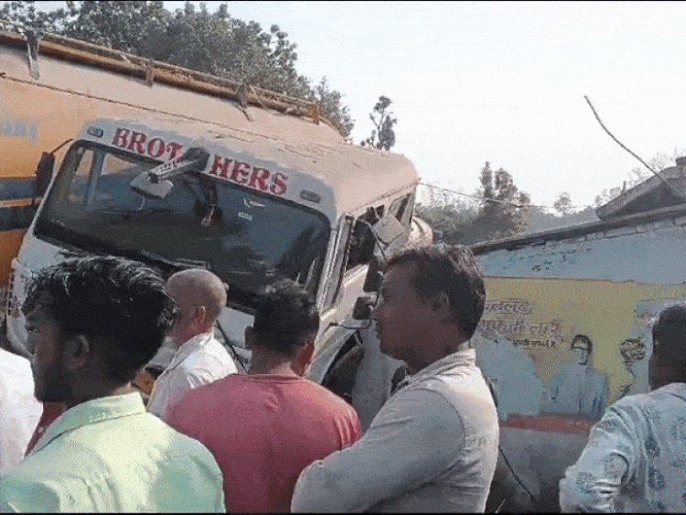 सीधी में घर में घुसा ट्रक, नाबालिग लड़के की मौत:ग्रामीणों ने चक्काजाम किया, कहा- स्पीड ब्रेकर बनाए जाए