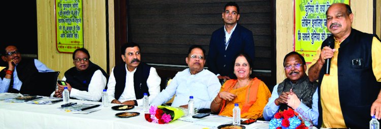 व्यापारिक संगठनों और इकाईयों के उद्योग एवं व्यापार हित सम्बंधित सुझाव छग चेंबर ने सौंपे