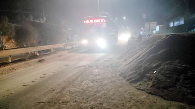 अवैध रेत खुदाई-परिवहन, धूल के गुबार से तंग युवकों का धरना, गाडिय़ों की कतारें