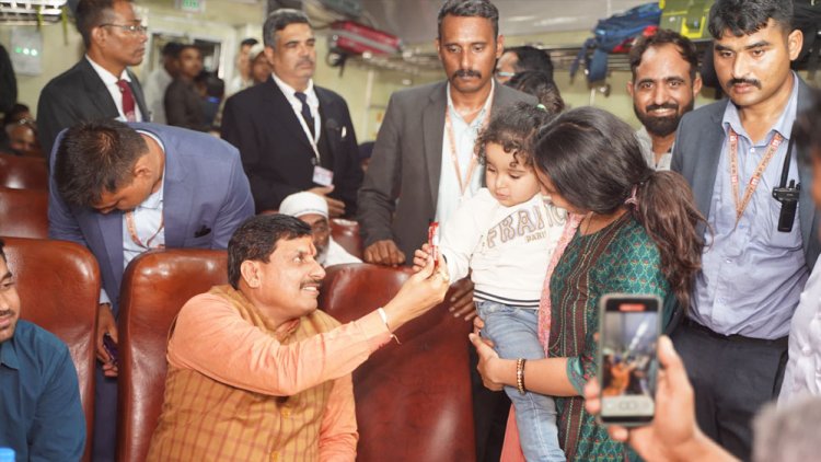 जनसेवक – जन के बीच, मुख्यमंत्री डॉ. यादव इंटरसिटी एक्सप्रेस से भोपाल पहुंचे