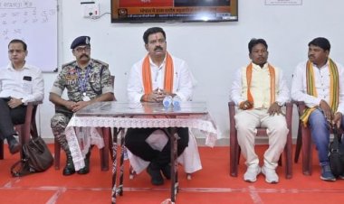 उपमुख्यमंत्री श्री शर्मा ने सुकमा में आत्मसमर्पित नक्सलियों से की चर्चा: राज्य शासन की समस्त योजनाओं के लाभ दिलाने के दिए निर्देश