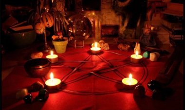 श्मशान में तंत्र-मंत्र कर रहे थे 4 पुरुष और 8 महिलाएं, तभी पहुंच गई पुलिस, फिर जो हुआ…..