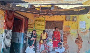 जर्जर भवन में संचालित है राशन दुकान : जान जोखिम में डालकर राशन लेने पहुंच रहे ग्रामीण