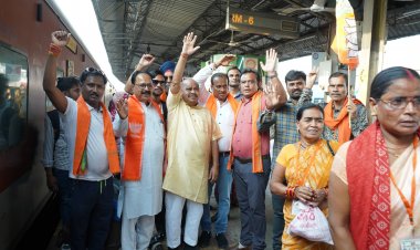 रायपुर उत्तर विधानसभा के अंतर्गत शहीद वीरनारायण सिंह वार्ड क्रमांक - 33 से पुरी जा रहे है लोगों को मंगलमय यात्रा की शुभकामनाएं देते हुए रवाना किया ।