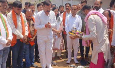 ग्रामीण विधायक मोतीलाल साहू ने एमआईसी सदस्य, वार्ड पार्षद सहित गोगांव के स्वामी आत्मानंद उत्कृष्ट स्कूल में रंगमंच, शेड, प्रार्थना शेड निर्माण, सूर्यनगर में सामुदायिक भवन निर्माण हेतु किया भूमिपूजन