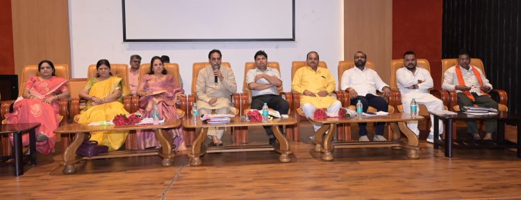 रायपुर पश्चिम विधायक राजेश मूणत ने 20 वाडों के कामो की पार्षदो सहित गहन समीक्षा की