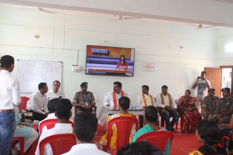 सुकमा दौरे पर पहुंचे उपमुख्यमंत्री विजय शर्मा, आत्मसमर्पित नक्सलियों से की मुलाकात