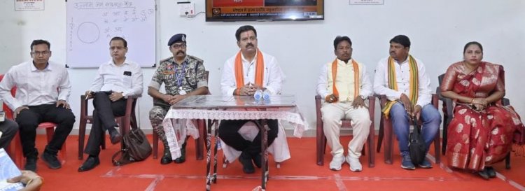 उपमुख्यमंत्री श्री शर्मा ने सुकमा में आत्मसमर्पित नक्सलियों से की चर्चा: राज्य शासन की समस्त योजनाओं के लाभ दिलाने के दिए निर्देश