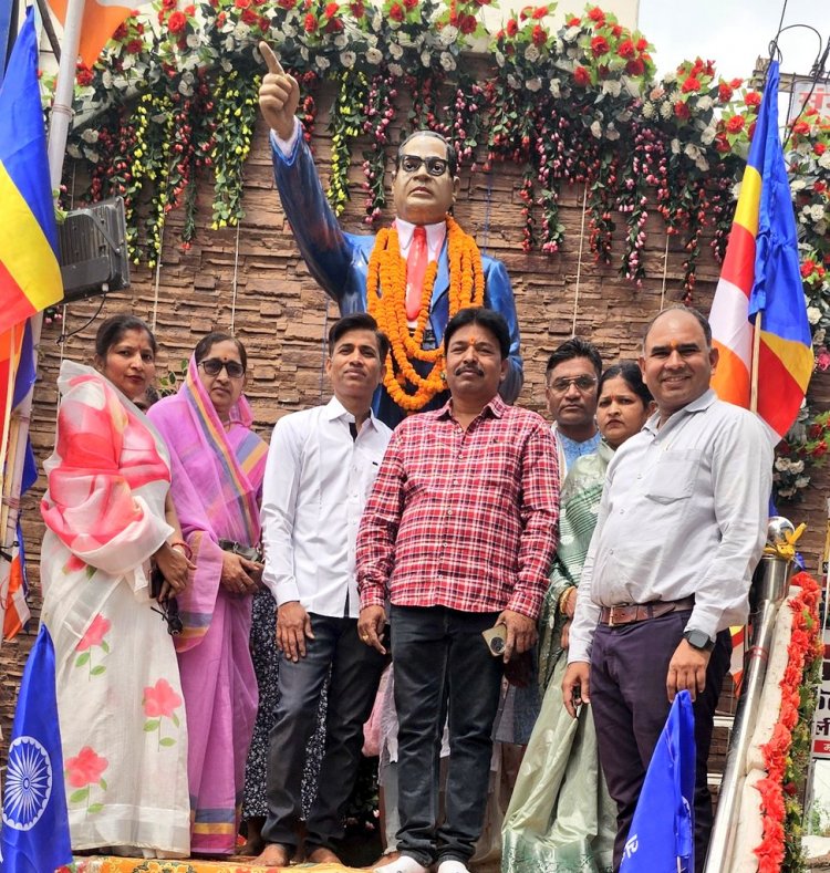 बाबा साहेब डॉ भीमराव अंबेडकर  की जयंती पर अम्बेडकर चौक  स्थित प्रतिमा में पुष्प अर्पित कर भाजपा के जनप्रतिनिधियों एवम कार्यकर्ताओं के साथ नमन किया।