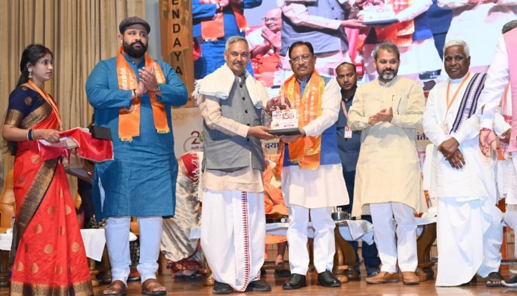 मुख्यमंत्री  विष्णु देव साय और राज्यपाल आचार्य देवव्रत महर्षि दयानंद सरस्वती की 200वीं जयंती पर धर्मरक्षा महायज्ञ में हुए शामिल