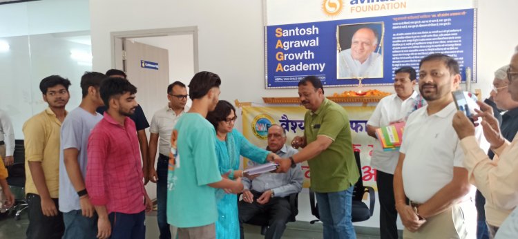 दिव्यांग बच्चों को स्टेशनरी का वितरण- कन्हैया...