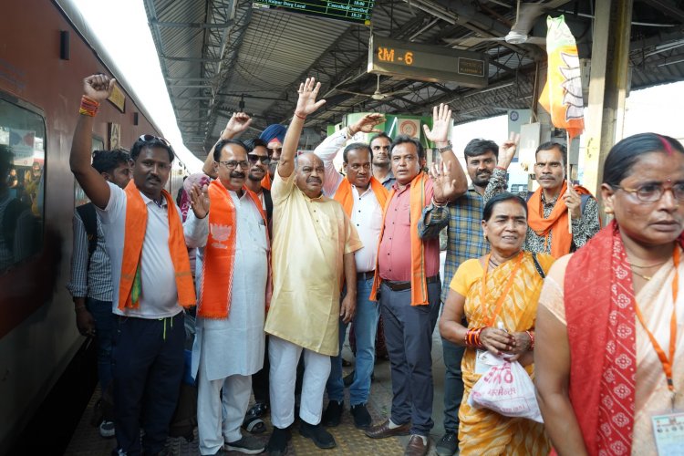 रायपुर उत्तर विधानसभा के अंतर्गत शहीद वीरनारायण सिंह वार्ड क्रमांक - 33 से पुरी जा रहे है लोगों को मंगलमय यात्रा की शुभकामनाएं देते हुए रवाना किया ।