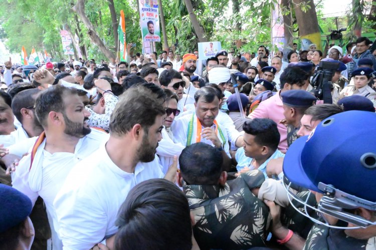 गांधी की आंधी कभी नही रूकेगी। मजबूती से लड़ाई लड़ी जायेगी।बिगड़ती कानून व्यवस्था महिलाओ के प्रति बढ़ते अपराध को लेकर कांग्रेस ने किया मुख्यमंत्री निवास का घेराव