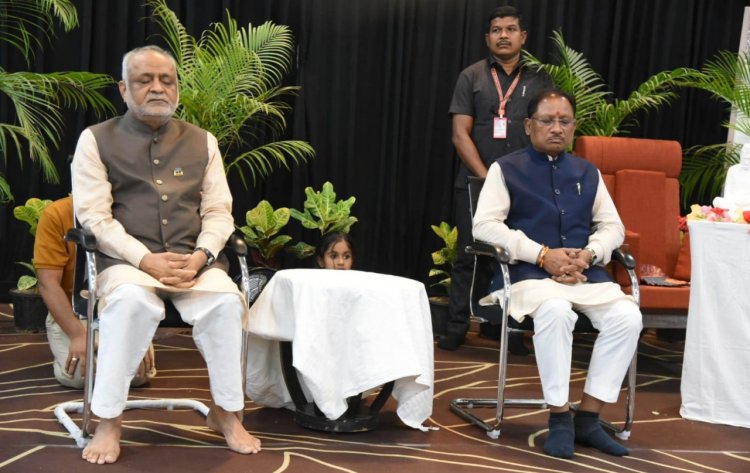 मुख्यमंत्री  विष्णुदेव साय ने हार्टफुलनेस योगाश्रम में योगगुरु  कमलेश पटेल से की भेंट : ‘मनोयोग’ कार्यक्रम में शामिल होकर नागरिकों के साथ किया मौन योग अभ्यास