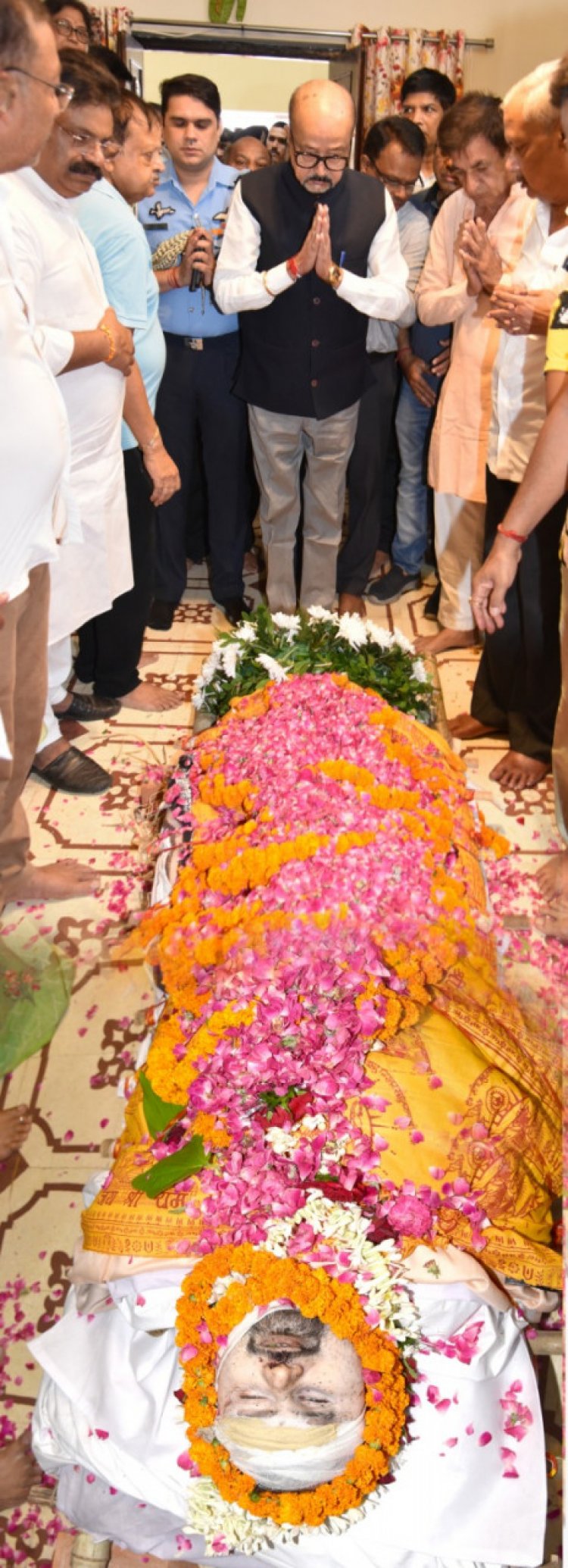 राज्यपाल  रमेन डेका ने आतंकी हमले मे जान गंवाने वाले श्री मिरानिया को दी श्रद्धांजलि