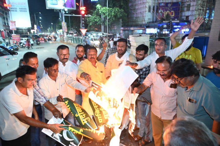 पहलगाम के अत्यंत दुखदायी घटना के खिलाफ पाकिस्तान ,आतंकवाद और आतंकवादियों का चित्र के साथ  पाकिस्तान का नक्शा जयस्तंभ चौक पर जलाया गया ।