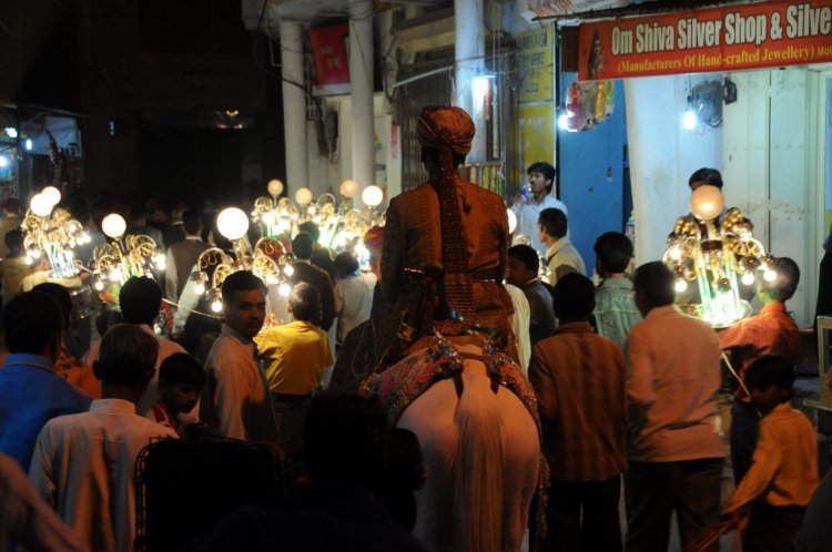 बारात में मचा बवाल : इस बात को लेकर आपस में भिड़े बाराती और घराती, देखते ही देखते थाने पहुंचा मामला, फिर जो हुआ….