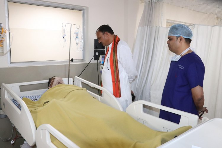 स्वास्थ्य मंत्री  श्याम बिहारी जायसवाल रोपवे ट्राली हादसे में घायल भरत वर्मा से मिलने अस्पताल पहुंचे 