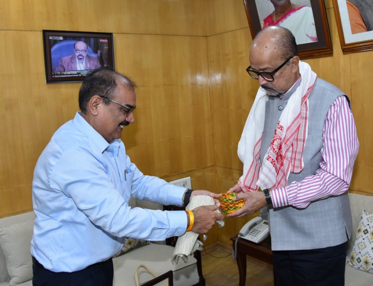 राज्यपाल श्री डेका से हेमचंद यादव विश्वविद्यालय के कुलपति ने की सौजन्य भेंट