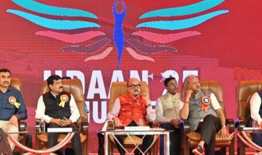 शिक्षा को केवल किताबों तक सीमित नहीं रखना चाहिए, इसे व्यवहारिक ज्ञान से जोड़े - श्री डेकाअंजनेय विश्वविद्यालय के वार्षिक उत्सव के समापन कार्यक्रम में शामिल हुए राज्यपाल