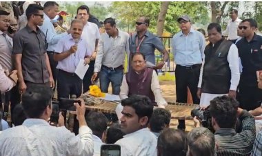 CG सुशासन तिहार- मुख्यमंत्री का हेलीकाप्टर अचानक उतरा बंदोरा गांव, पीपल पेड़ के नीचे मुख्यमंत्री ने लगायी चौपाल