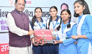 मुख्यमंत्री श्री साय ने आकांक्षा विद्यालय में नीट जेईई कोचिंग के विद्यार्थियों से किया संवाद