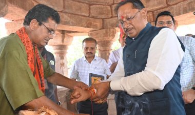 मुख्यमंत्री ने तेरहवीं शताब्दी के प्राचीन शिव व हनुमान मंदिर के किए दर्शन