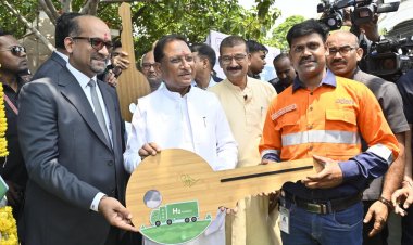 मुख्यमंत्री ने अपने हस्ताक्षर कर हाइड्रोजन ट्रक के चालक को सौंपी ट्रक की चाबी