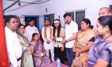 खरोरा के सड़क हादसे में मृतक एवं घायल परिवारों को आर्थिक सहायता का चेक प्रदान किया गया