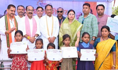 मुंगेली जिले के दुर्गम पहाड़ी क्षेत्र में बसे ग्राम बिजराकछार में पहुँचे मुख्यमंत्री विष्णुदेव साय, सुशासन तिहार के समाधान शिविर में उमड़ा जनसैलाब