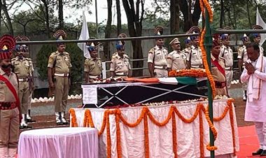 नक्सल ऑपरेशन में शहीद जवान को मुख्यमंत्री साय ने दी श्रद्धांजलि, विशेष विमान से गुजरात भेजा जाएगी पार्थिव देह