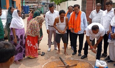 पार्षद एवं एमआईसी सदस्य अमर गिदवानी ने वार्ड 57 के अरविन्द नगर बस्ती में सतपथी चौक के समीप शीघ्र नई नाली, पुलिया निर्माण हेतु रहवासियों सहित किया भूमिपूजन