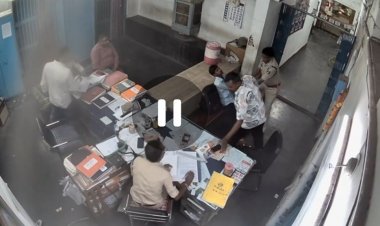 हाथ में छिपाकर रखे हुए ब्लेड एक अज्ञात व्यक्ति थाना मौदहापारा मुहर्रिर कक्ष में आया