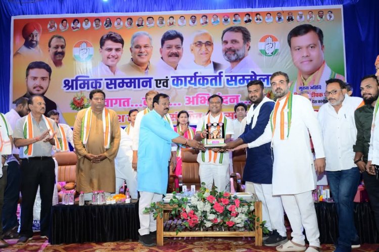 श्रमिक दिवस पर श्रम वीरों का कांग्रेस अध्यक्ष दीपक बैज ने किया सम्मान