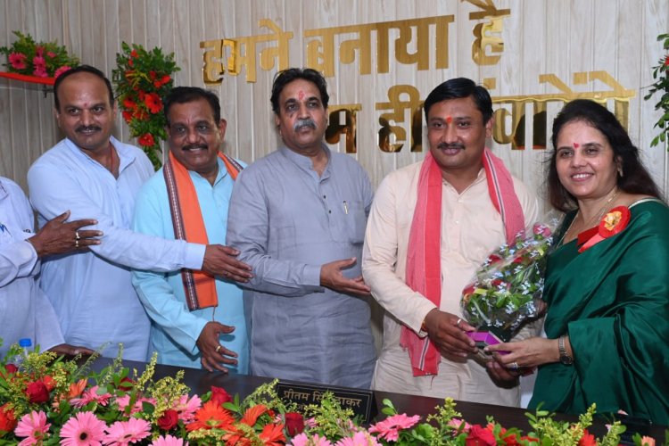 जोन 8 अध्यक्ष प्रीतम सिंह ठाकुर ने जोन अध्यक्ष पदभार सम्हाला राजेश मूणत, महापौर मीनल चौबे, सभापति सूर्यकान्त राठौड़,  प्रफुल्ल विश्वकर्मा पार्षदों, ने दी   शुभकामनायें0                                  