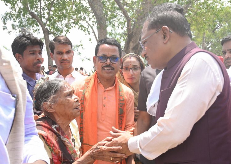बिना तामझाम, सीधे संवाद: मुख्यमंत्री श्री साय ने शासकीय योजनाओं के क्रियान्वयन की समीक्षा की