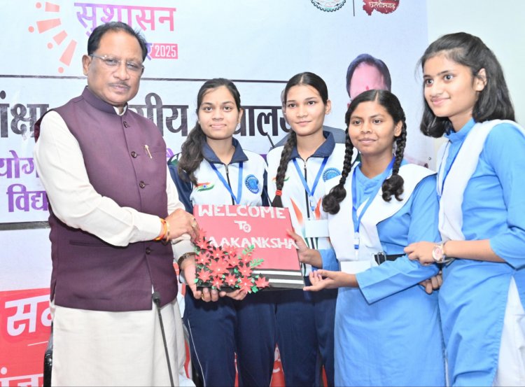 मुख्यमंत्री श्री साय ने आकांक्षा विद्यालय में नीट जेईई कोचिंग के विद्यार्थियों से किया संवाद