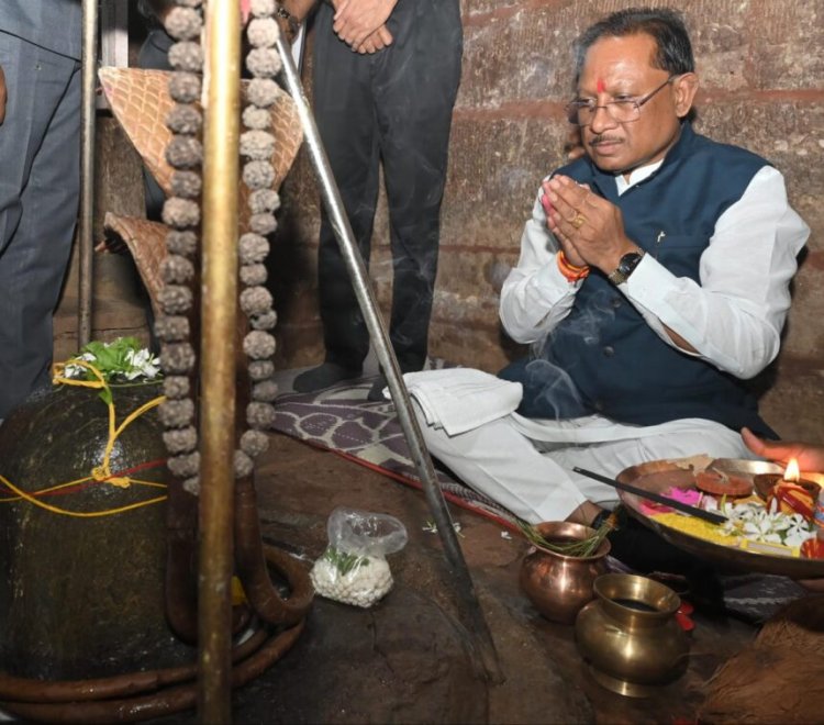 मुख्यमंत्री ने तेरहवीं शताब्दी के प्राचीन शिव व हनुमान मंदिर के किए दर्शन