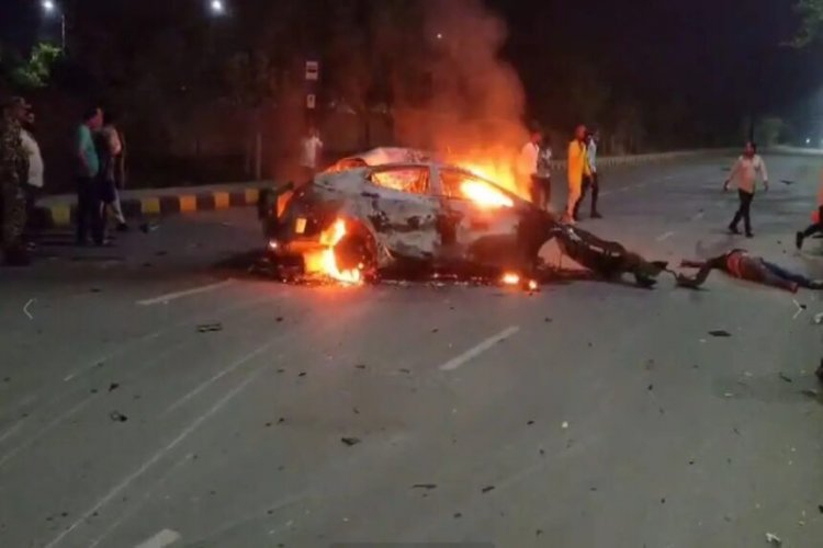ACCIDENT NEWS : अनयंत्रित होकर स्ट्रीट पोल से टकराई कार, एक युवक की मौके पर मौत, गाड़ी जलकर खाक