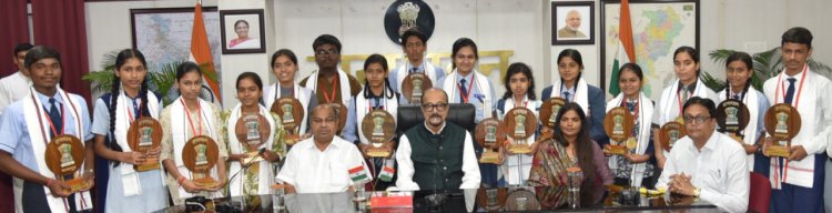 राज्यपाल  रमेन डेका से 10वीं एवं 12वीं बोर्ड परीक्षाओं के प्रावीण्य सूची में स्थान बनाने वाले विद्यार्थियों ने की मुलाकात