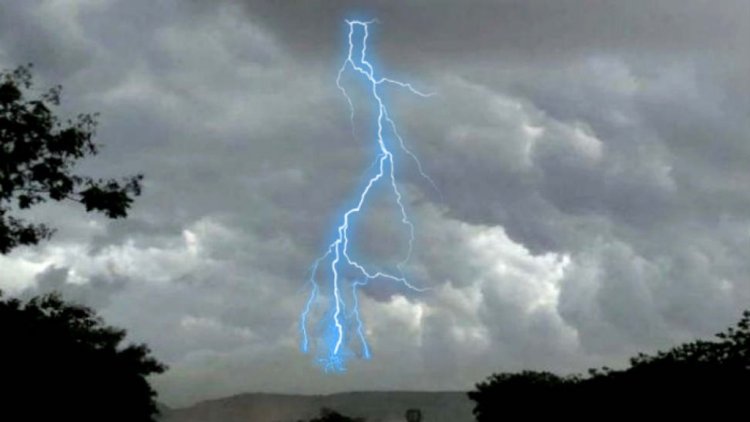 CG- मौसम बना जानलेवा: अचानक बदला मौसम, वज्रपात से दो लोगों की मौत, तीन की हालत नाजुक