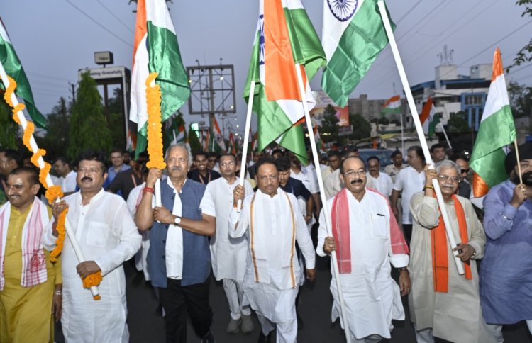 *तिरंगा यात्रा में उमड़े लोग, कहा पाकिस्तान से बदला पूरा*