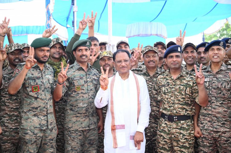 गलगम पहुंचे मुख्यमंत्री विष्णु देव साय, जवानों का हौसला बढ़ाया