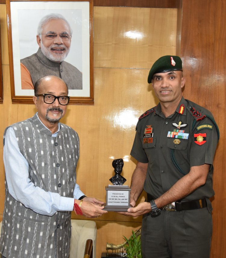 रायपुर : राज्यपाल श्री डेका से छत्तीसगढ़ टेरियर्स के कमांडिंग ऑफिसर ने सौजन्य भेंट की