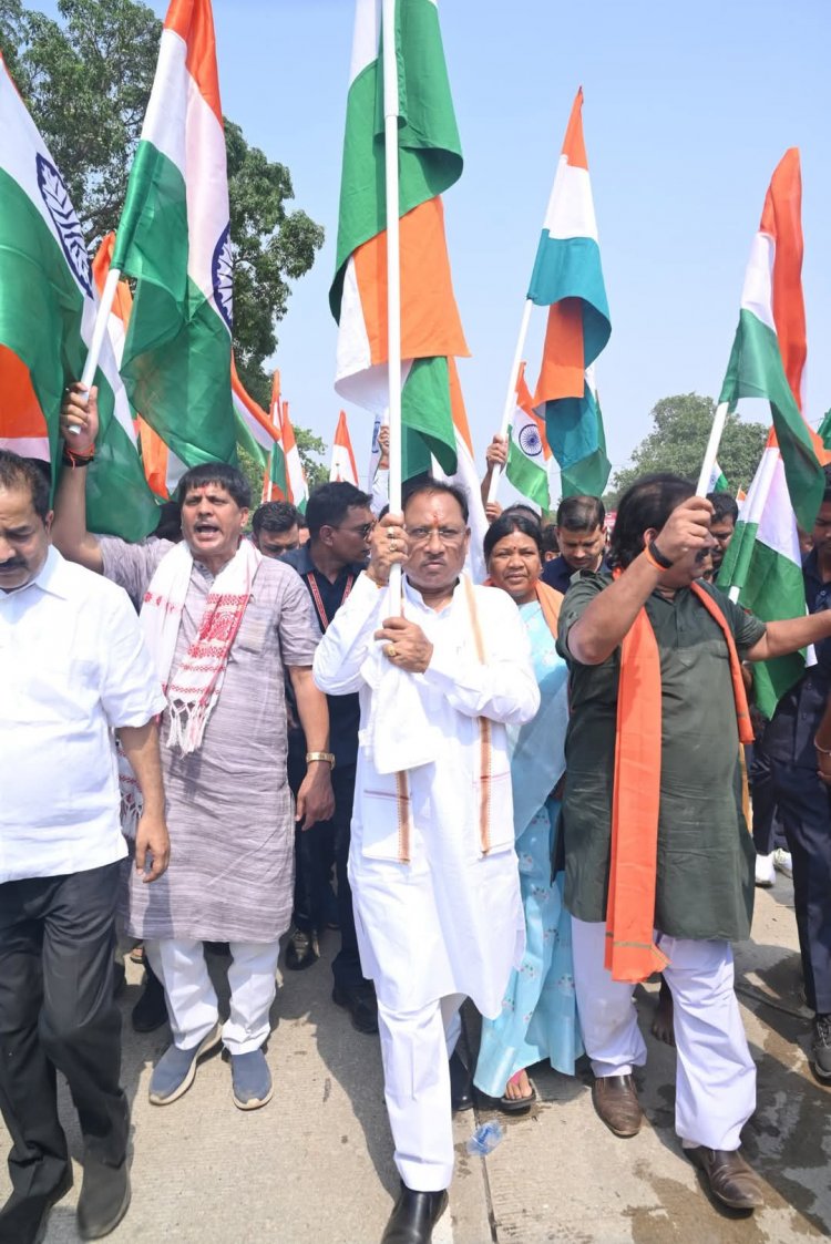 देशभक्तिपूर्ण गीतों के साथ जशपुर के चराईडांड में निकाली गई तिरंगा यात्रा 