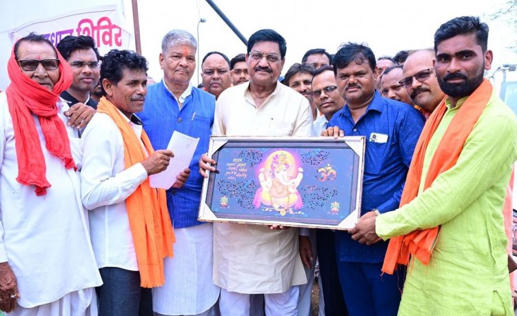 सुशासन तिहार-2025 : बालसमुंद समाधान शिविर में शामिल हुए खाद्य मंत्री श्री बघेल