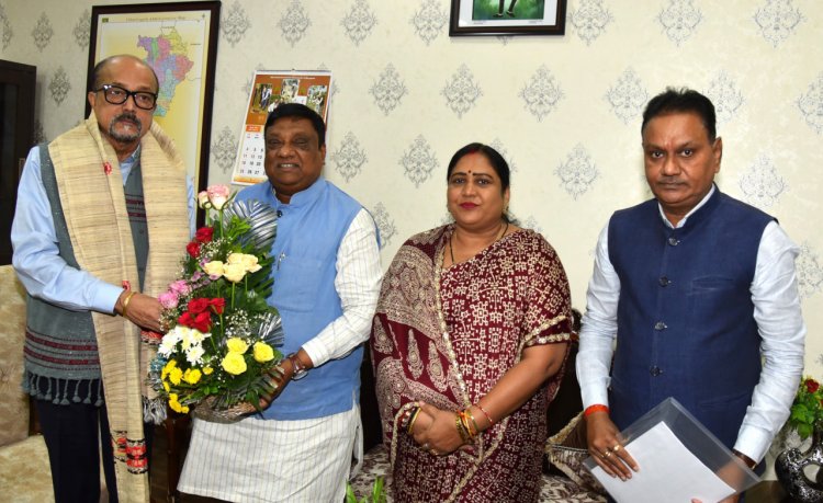राज्यपाल श्री रमेन डेका से पूर्व नेताप्रतिपक्ष श्री चंदेल एवं हस्त शिल्प विकास बोर्ड की अध्यक्ष श्रीमती राजपूत ने सौजन्य भेंट की