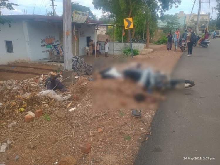 CG ACCIDENT : बिजली के पोल से टकराई तेज रफ्तार बाइक, तीन युवकों की मौत, शव देखकर कांप गई लोगों की रूह