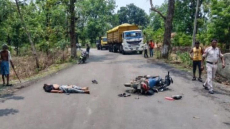 भीषण सड़क हादसा: ट्रक और बाइक में भिड़त,बाइक सवार युवक की मौके पर हुई मौत, दो की हालत गंभीर…